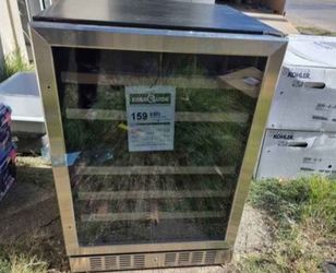 Wine Cooler Fridge Refrigerator with Lock and Reversible Door in Stainless Steel
NEW OPEN BOX ITEM WITH  MINOR SCRATCHES  ON THE SIDE AND TOP 
AWR-460