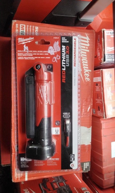 MILWAUKEE RedLithium USB 550L Stick Light Magnet