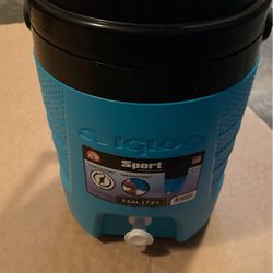 Igloo Sport 2 Gallon Cooler With A Lock On The Top And Comes With A Handle