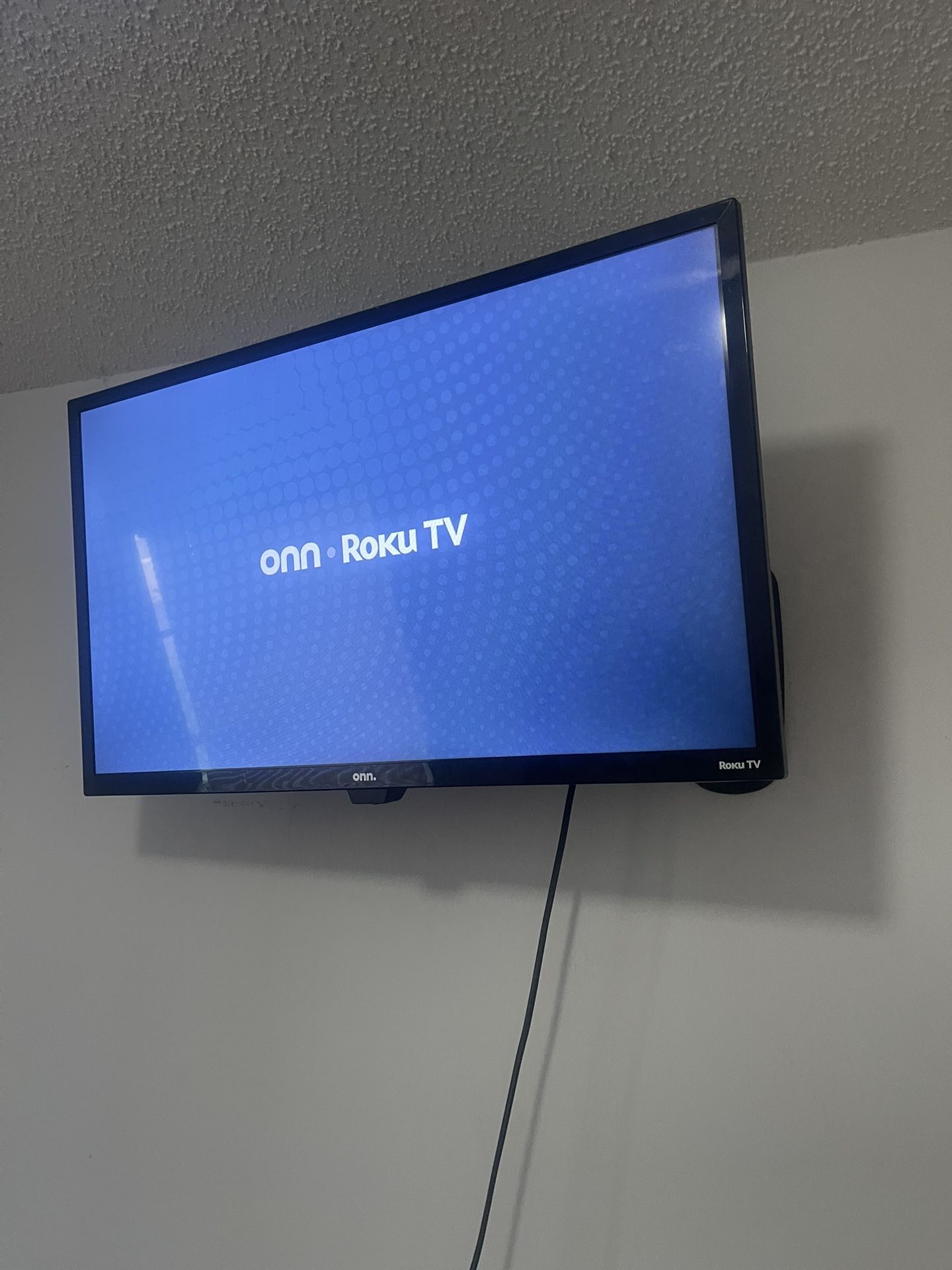 32’ ROKU TV With Mount 
