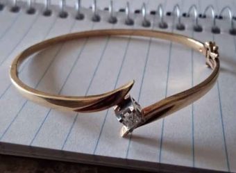 14kt Gold Bangle Bracelet w/ Large Diamond. 9.08 grams.