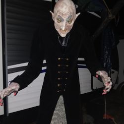 7 Foot Life Like ( Creature ) Animated 