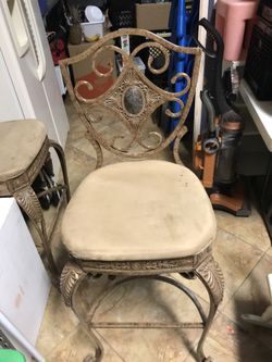 2 beautiful bar stool, only ask $100 for both