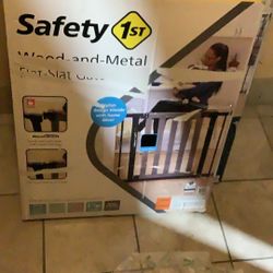 Safety 1st Wood-and-Metal Flat Slat Gate, Grey