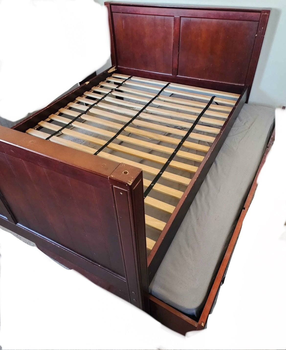 Full Size Bed / Twin Trundle