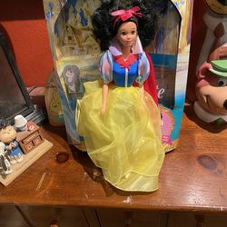 Walt Disney Classic Snow White Princess Doll