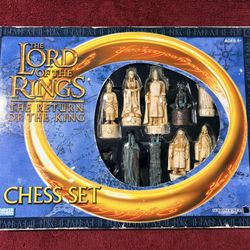 The Lord Of the Rings The Return Of The King Chess Set Parker Brothers 2003  Fully complete. Box has some wear. 