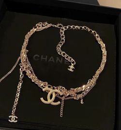 Fashionable metal necklace