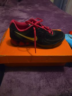 Woman's NIKE Shoes