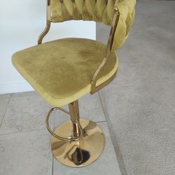 4 Kitchen Swivel Chairs In Gold. Never Used New