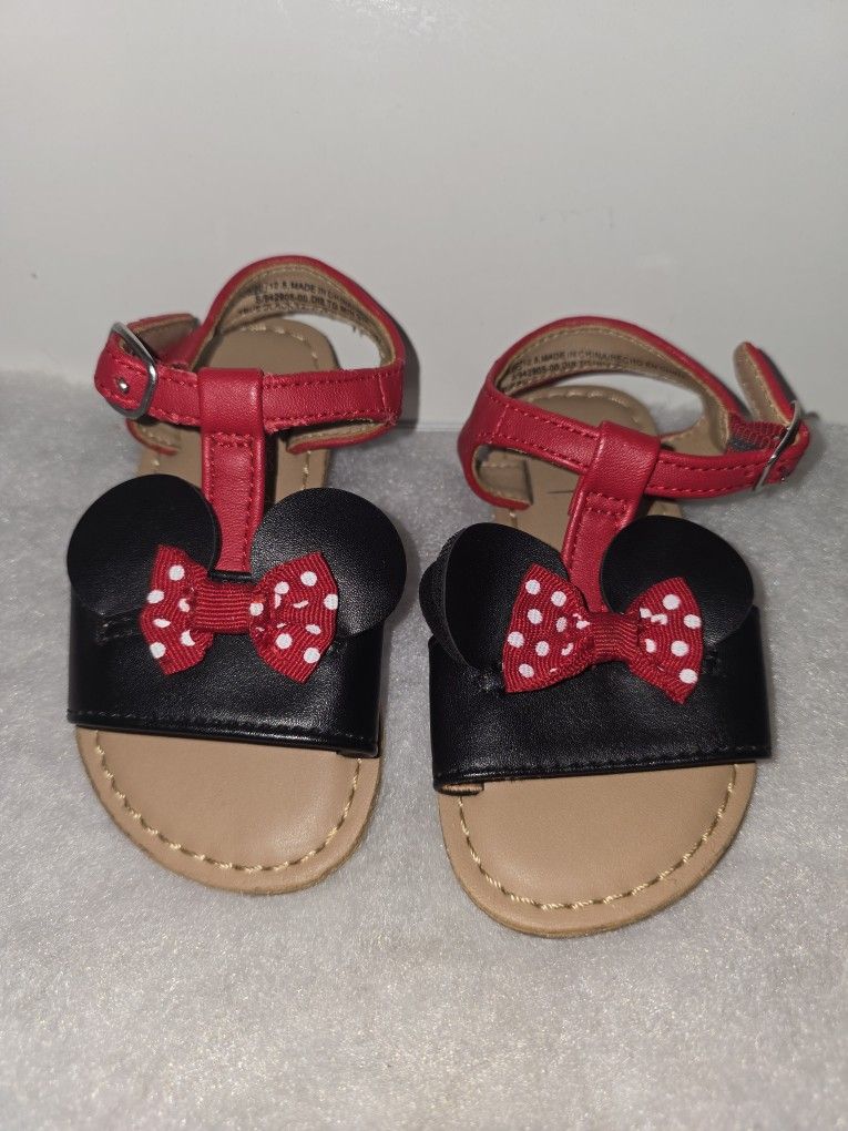 Minnie Mouse size 5
Sandals with polka dot bow.