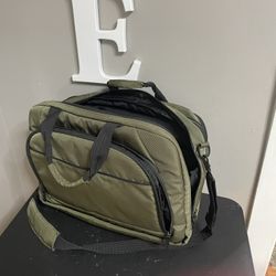 Green Bag Un Excellent Condition   $10