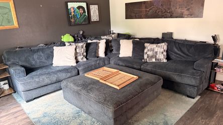 Large Blue Left/Right Sectional w/ Ottoman and Throw Pillows