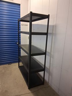 Solid storage rack with adjustable shelves
