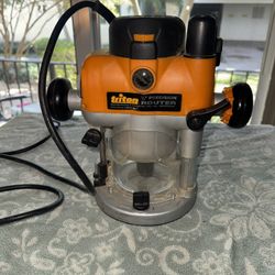 Triton 1/2-3/4 Plunge Router