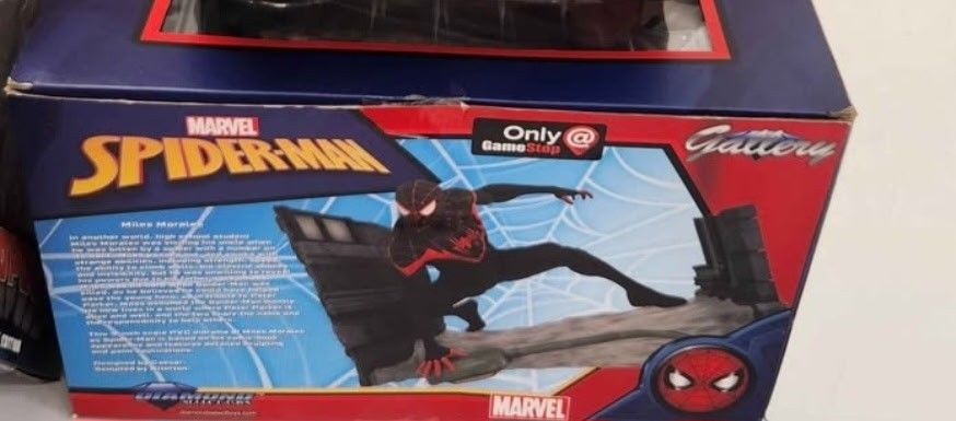 Diamond Select Marvel Gallery Spider-Man Miles Morales PVC Diorama