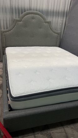 Lovely 🌟❤️QUEEN ❤️🌟mattress and 🌟❤️box spring