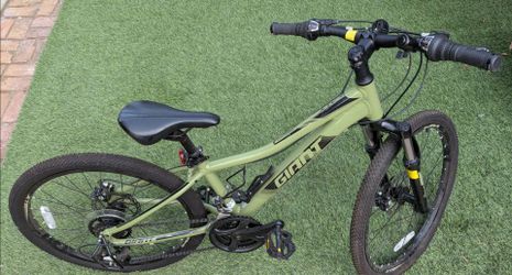 Giant XTC Jr 24" Youth Mountain Bike – Aluminum / Disc Brakes