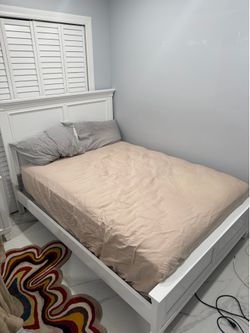 Queen Sized Bed: Mattress, Bed Frame, & Pillows