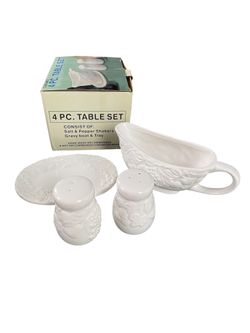 Adorable Vintage 4 Piece Table Set