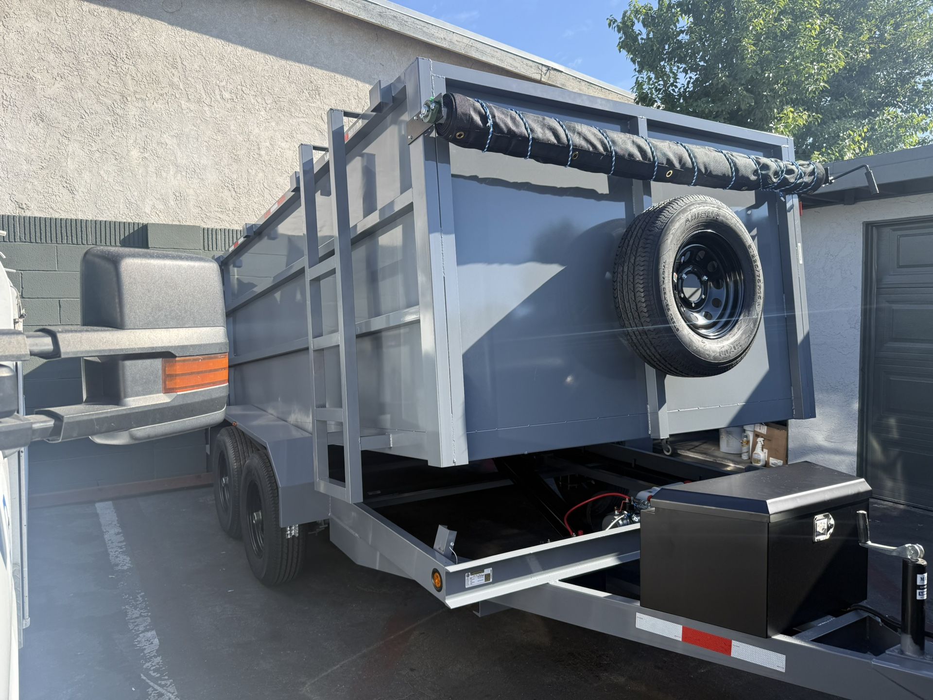 Hydraulic dump trailer