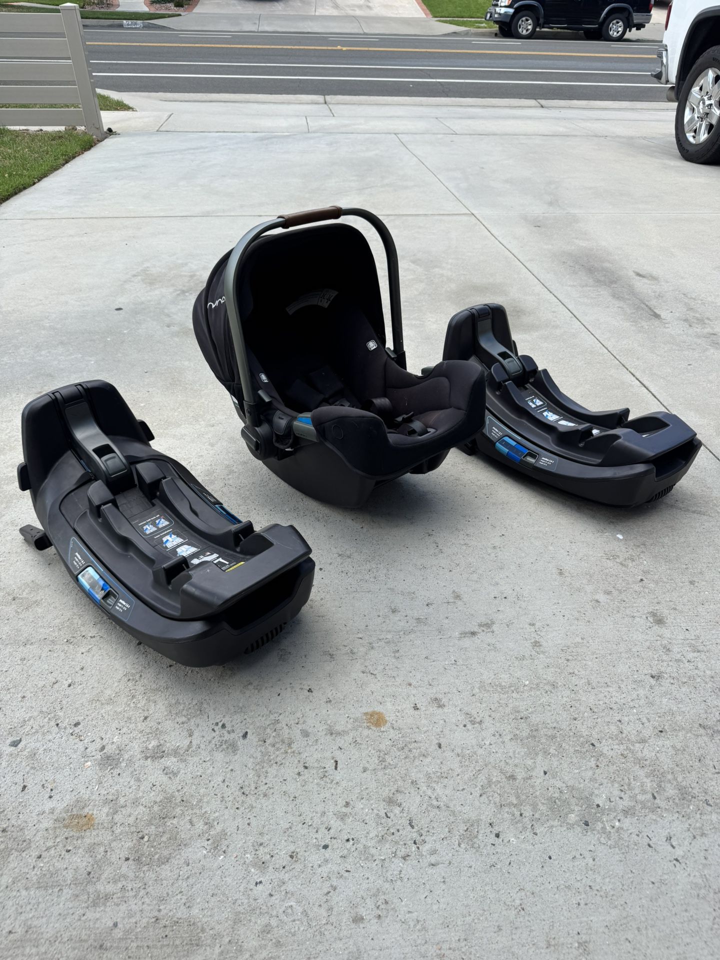 Nuna Infant Car Seat W/ two bases