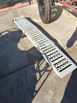 Foldable motorcycle ramp