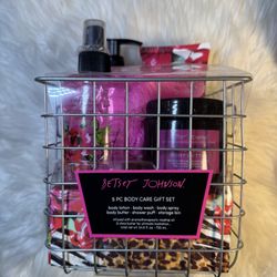 Betsy Johnson Bath Set