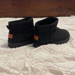 Dupes For The Black Uggs 