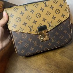 Louis Vuitton Crossbody for Sale in Victorville, CA - OfferUp