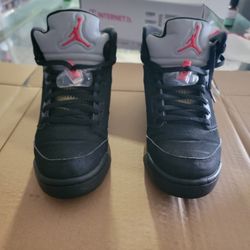 AIR JORDAN RETRO 5 SIZE 6Y BLK/SLV/RED