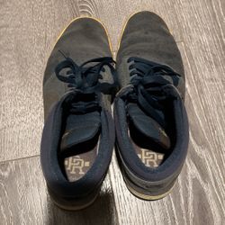 NIKE MEN SHOES Size 9