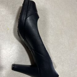 Brand New 8-1/2  Super Comfortable Ladies Shoes