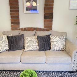 furniture in excellent condition/ Sofa & Loveseat 