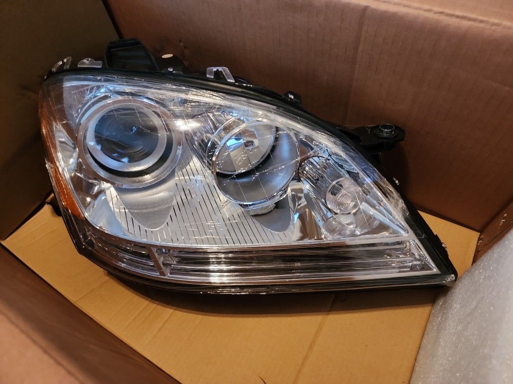 Headlight For 2006-2007
Mercedes Benz ML350 ML500
Passenger Side w/ bulb