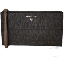 Michael Kors Jet Set Charm Clutch 