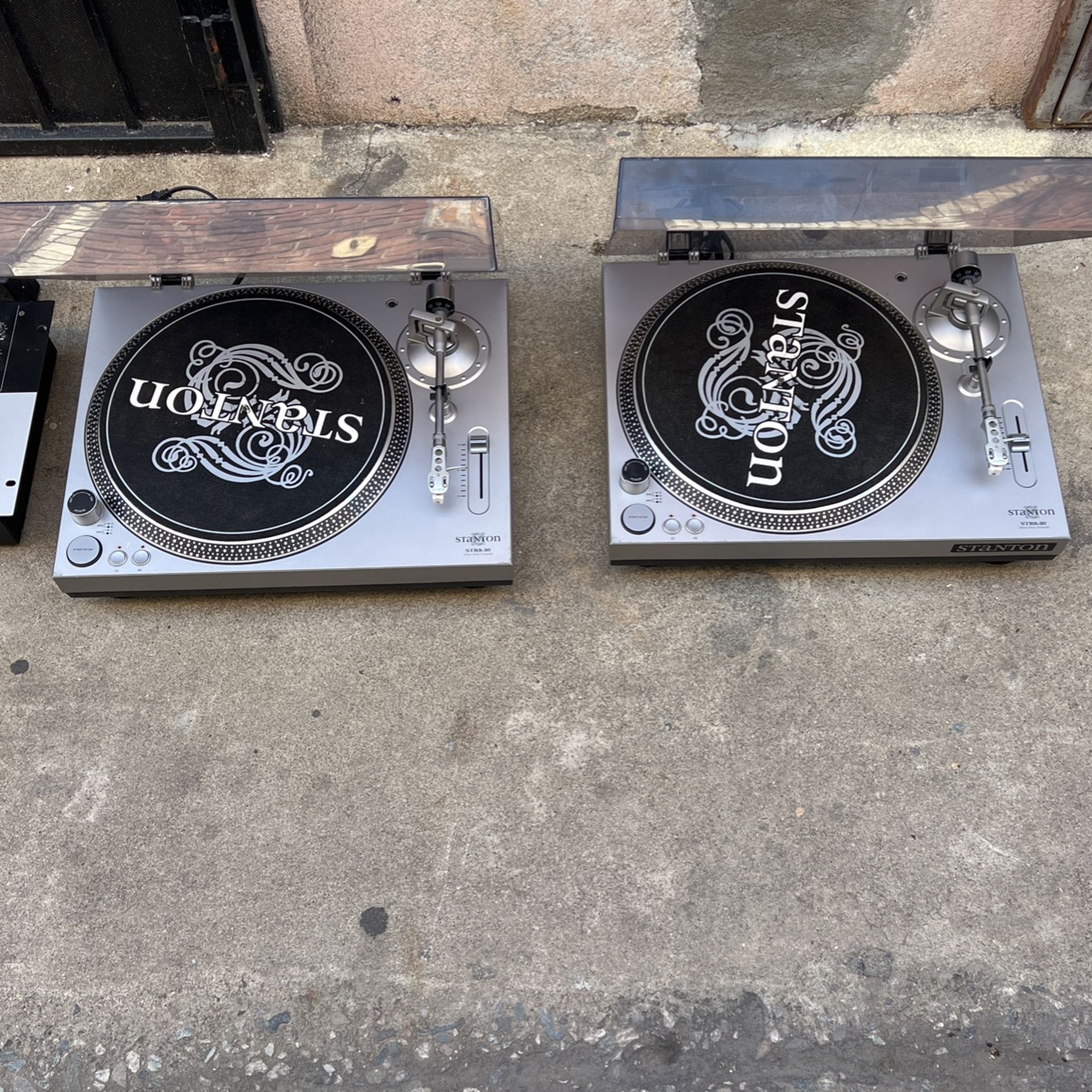 Stanton STR8-30 Turntable
