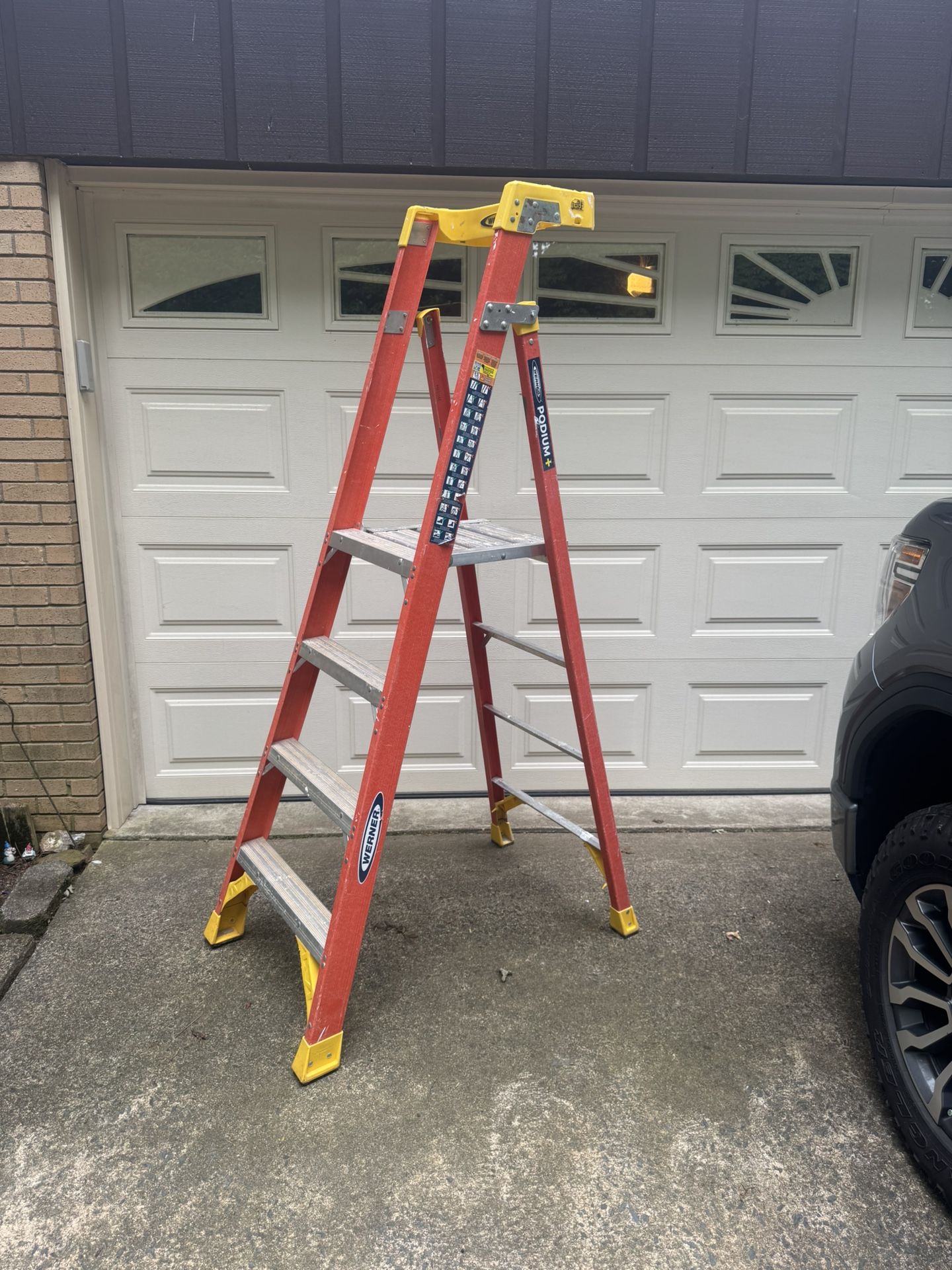 Werner Fiberglass Platform Step Ladder Pro Max