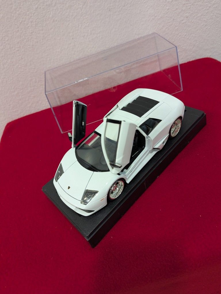 Jada 1/24 Scale Diecast Lamborghini Murcielago LP 640 White with Clear Plastic Display Showcase Collectible