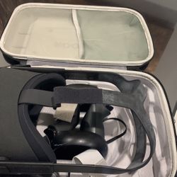 Oculus Quest 1 WITH CASE & GAMES!