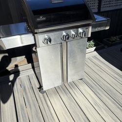 BARBECUE NAPOLEON TRIUMPH 410  NATURAL GAS  