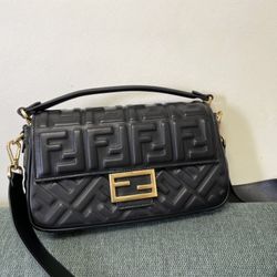 Ladies 𝐅𝐅 𝐅𝐞𝐧𝐝𝐢 Zucca Embossed Leather Medium Baguette Bag