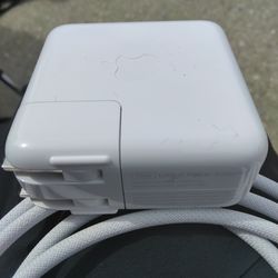 70 watt Apple C-Charger with apple lightning cable