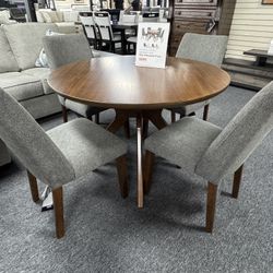 Dining Table Set. 🚚WE DELIVER🚚