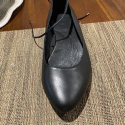 Woman’s Born Brand Black Flats