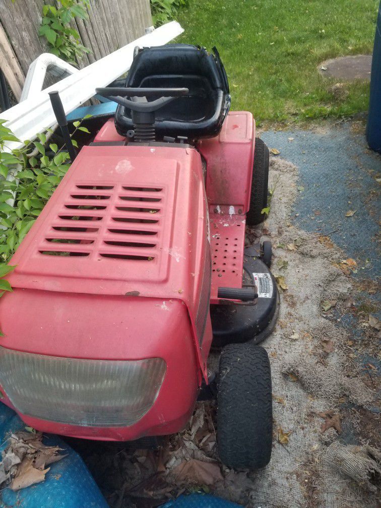 Yard machine Lawn Tractor13Hp 38"