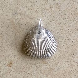 🐚 Pretty, silver tone, vintage, clam shell charm pendant - not metal