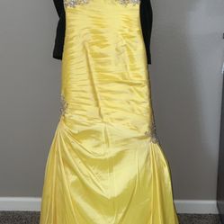 yellow dress, size four, only worn once almostn New 