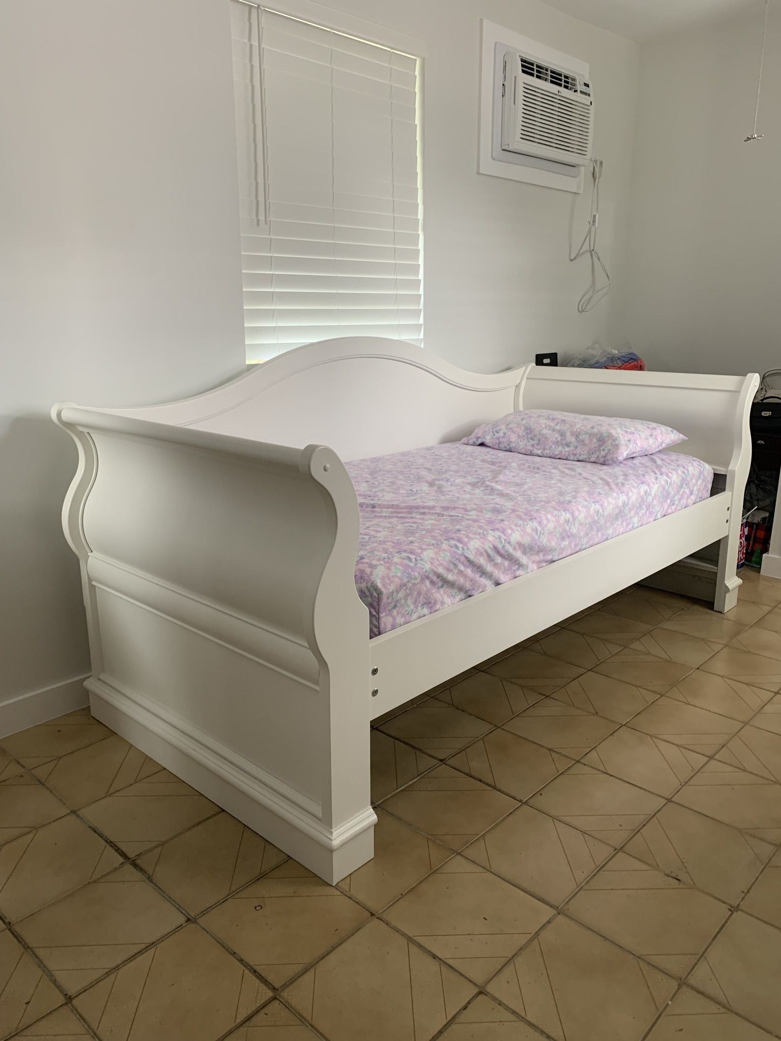 Rooms To Go White Twin Day Bed With Twin Bunkie Board