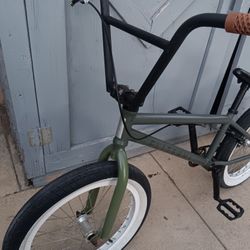 BMX.       ELITE.       20"tires 
